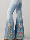 Ausgestellte jeans mit vintage blumenmuster - modische denim-hosen für frauen