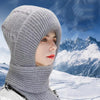 Gestrickte mütze und schal - stylisches winteraccessoire für damen