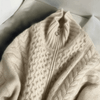 Gestrickte Strickjacke mit Zopfmuster – Damenjacke mit Reissverschluss und Stehkragen