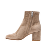 Handgefertigte beige wildleder-stiefeletten für damen – stilvolle blockabsätze