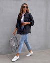 Oversized Denimbluse - Damenjeansjack mit fransigen Details und Knopfleiste