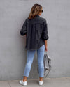 Oversized Denimbluse - Damenjeansjack mit fransigen Details und Knopfleiste