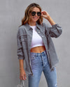 Oversized Denimbluse - Damenjeansjack mit fransigen Details und Knopfleiste