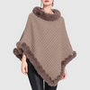 Gstrickter Poncho mit weicher Webstruktur – Stilvoller Damenponcho mit Kragen und Kunstfell