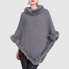 Gstrickter Poncho mit weicher Webstruktur – Stilvoller Damenponcho mit Kragen und Kunstfell