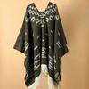 Poncho - klassischer winter-poncho für damen mit geometrischem design