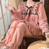 Flauschiges rosa pyjama-set - elegante fransen-loungewear