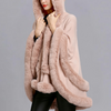 Luxuriöser cape-mantel - stilvolle damen-faux-fur-wickel