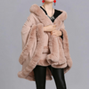 Luxuriöser cape-mantel - stilvolle damen-faux-fur-wickel