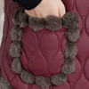 Quilted weste - stilvolle wattierte damen-gilet mit pompon-besatz