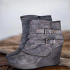 Wedge stiefel - schicke schwarze wildleder stiefelette mit schnallen-detail