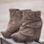 Wedge stiefel - schicke schwarze wildleder stiefelette mit schnallen-detail