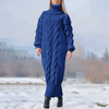 Gstrickts Kleid – langes Maxi-Kleid mit hohem Krage und Kabelstruktur