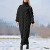 Gstrickts Kleid – langes Maxi-Kleid mit hohem Krage und Kabelstruktur