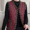 Quilted weste - stilvolle wattierte damen-gilet mit pompon-besatz