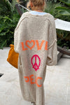 Gstrickti Damen-Cardigan – Oversizeds, langes Jäckli mit 'Love & Peace'-Design