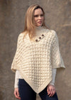 Aran super weiche merinowoll-poncho - elegante natürliche damenstrickmode